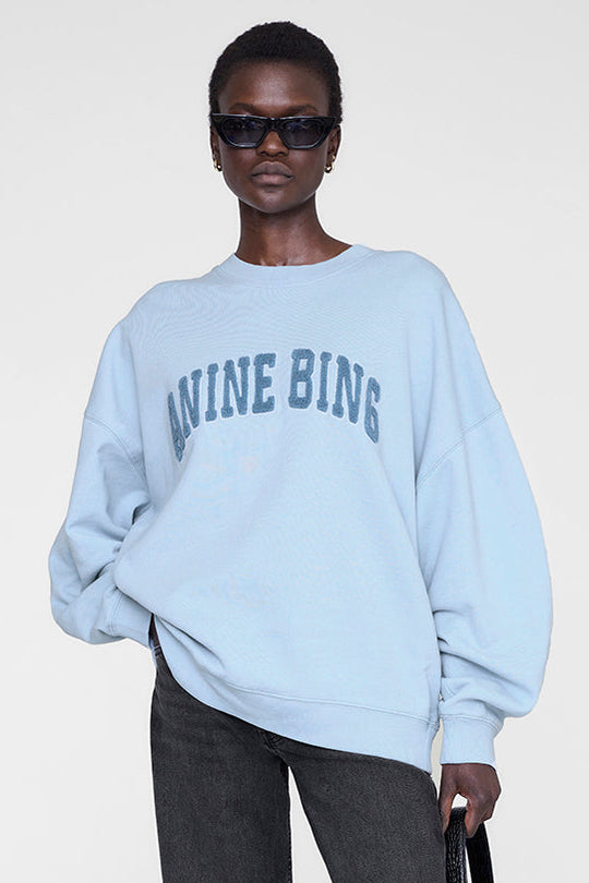 ANINE BING Miles Sweatshirt i pale blue, lyseblå oversized sweatshirt med hvidt ANINE BING-logo på brystet.