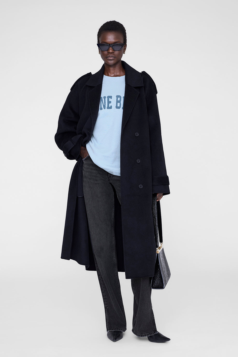 ANINE BING Miles Sweatshirt i pale blue, lyseblå oversized sweatshirt med hvidt ANINE BING-logo på brystet.