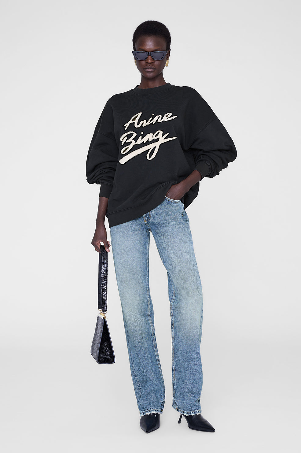 Anine Bing Miles sweatshirt i sort, oversized pasform, lavet af økologisk bomuldsfleece med et "AB" chenille-logo på brystet.

