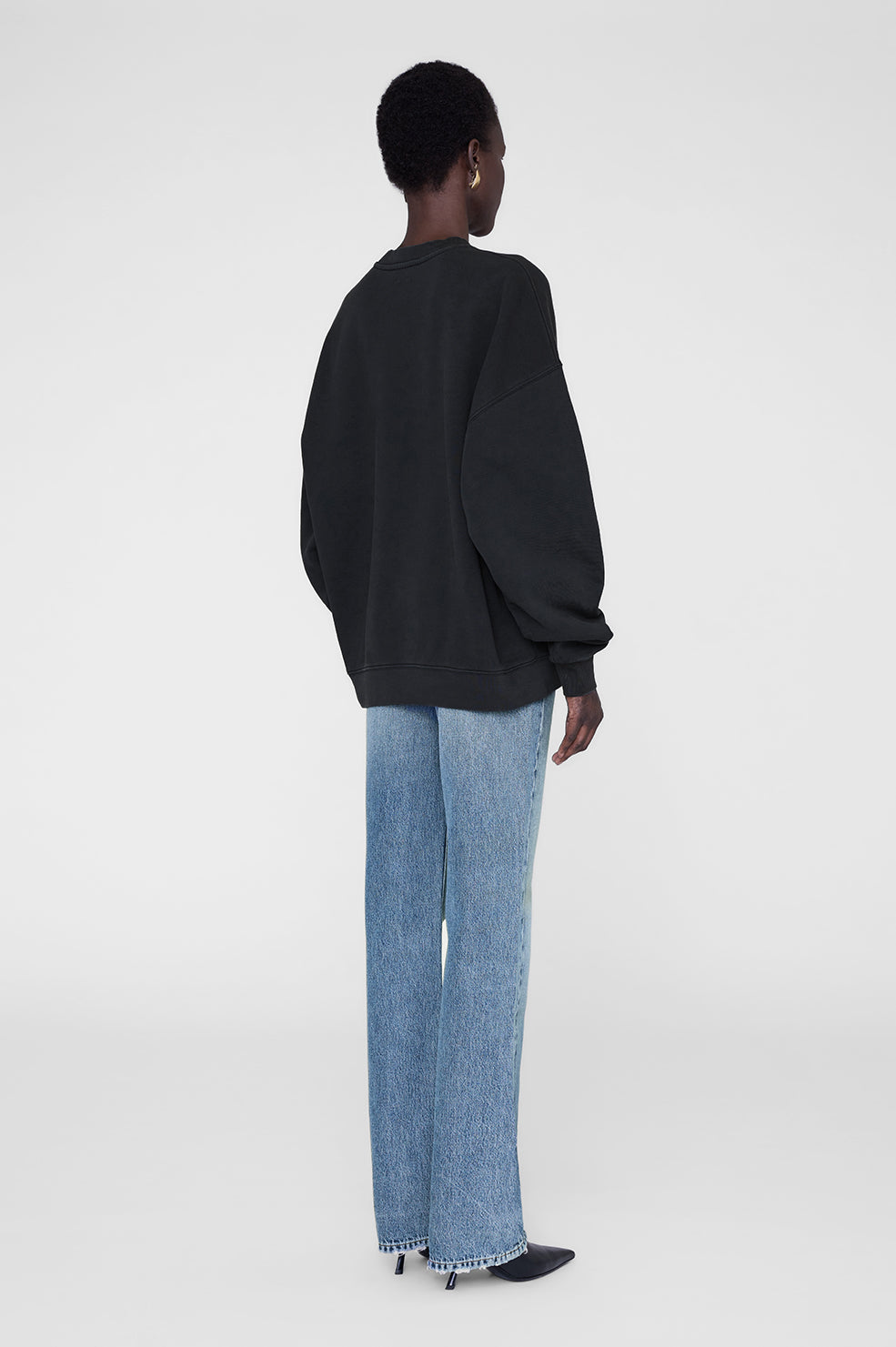 Anine Bing Miles sweatshirt i sort, oversized pasform, lavet af økologisk bomuldsfleece med et "AB" chenille-logo på brystet.

