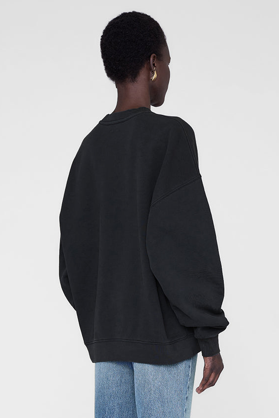Anine Bing Miles sweatshirt i sort, oversized pasform, lavet af økologisk bomuldsfleece med et "AB" chenille-logo på brystet.

