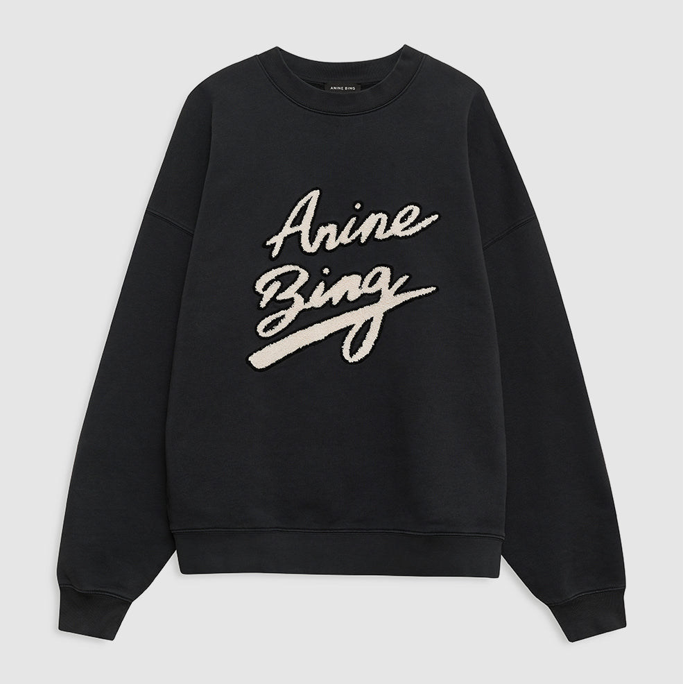 Anine Bing Miles sweatshirt i sort, oversized pasform, lavet af økologisk bomuldsfleece med et "AB" chenille-logo på brystet.

