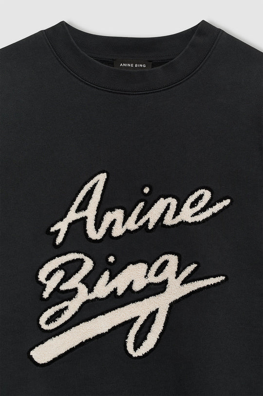 Anine Bing Miles sweatshirt i sort, oversized pasform, lavet af økologisk bomuldsfleece med et "AB" chenille-logo på brystet.


