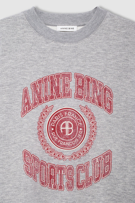 Anine Bing Miles Collegiate Sweatshirt i grey med rødt collegiate-print.
