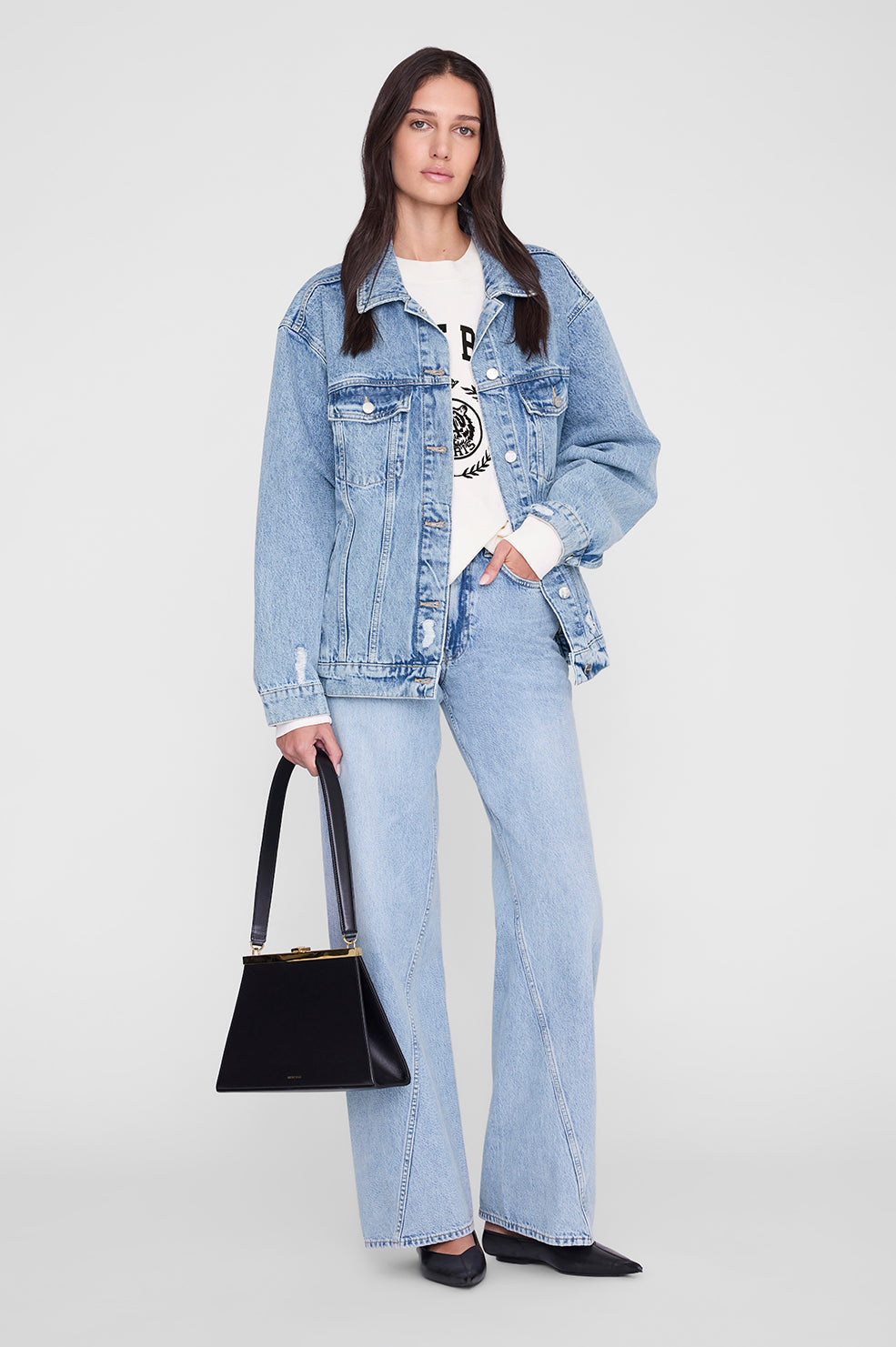 Anine Bing Miles Collegiate Sweatshirt i cream – oversized sweatshirt i bomuldsfleece med ribkanter og collegiate ANINE BING-logo foran.
