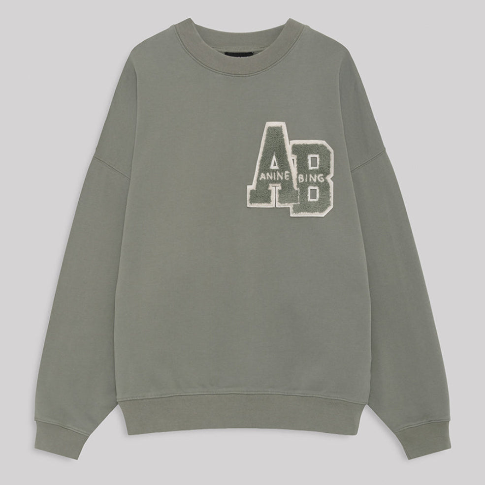 Anine Bing Miles Letterman sweatshirt i sage med crewneck og sporty logo på brystet.