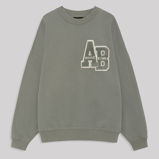 Anine Bing Miles Letterman sweatshirt i sage med crewneck og sporty logo på brystet.