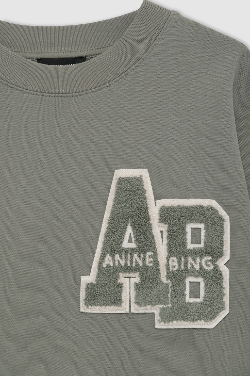 Anine Bing Miles Letterman sweatshirt i sage med crewneck og sporty logo på brystet.