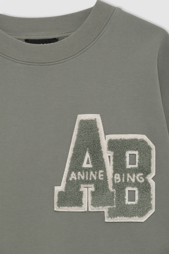 Anine Bing Miles Letterman sweatshirt i sage med crewneck og sporty logo på brystet.
