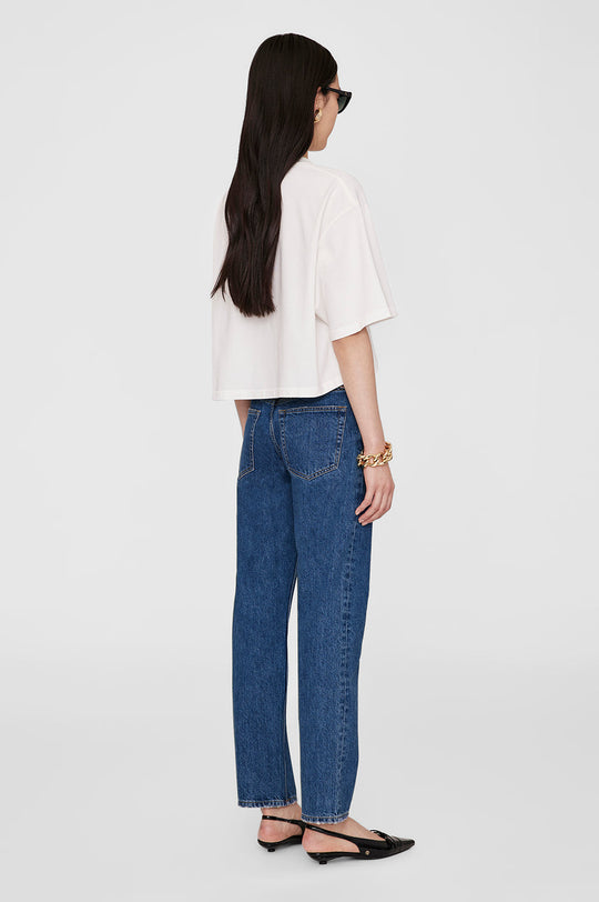 Anine Bing Myers Cropped Tee – cropped oversized T-shirt i 100% bomuld med broderet monogram. Minimalistisk design i ivory, perfekt til casual chic looks.