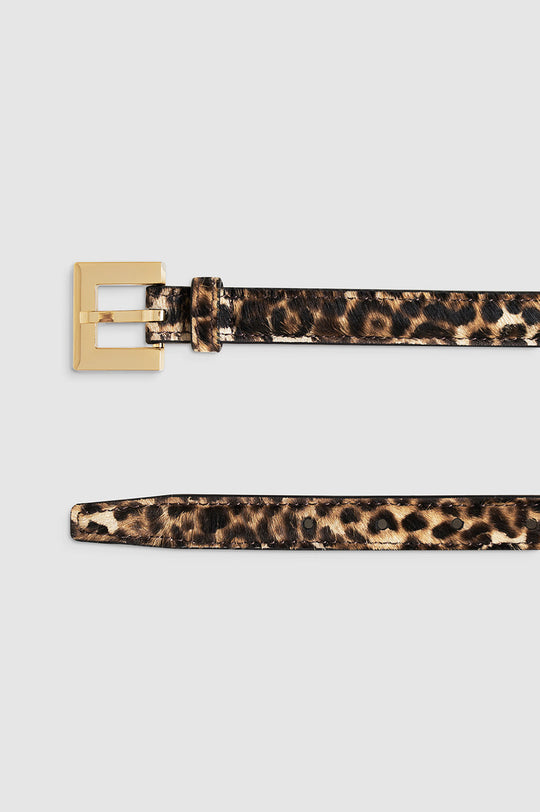 Anine Bing Nicola Belt – Leopard Calf Hair bælte med gyldent firkantet spænde og small polstret rem i ægte kalvehår.
