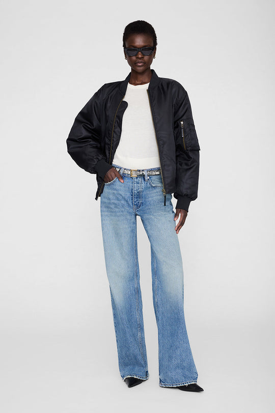 Anine Bing Nicola Belt i sort og hvidt slangeprint – smalt læderbælte med gyldent metalspænde og elegant, edgy udtryk.
