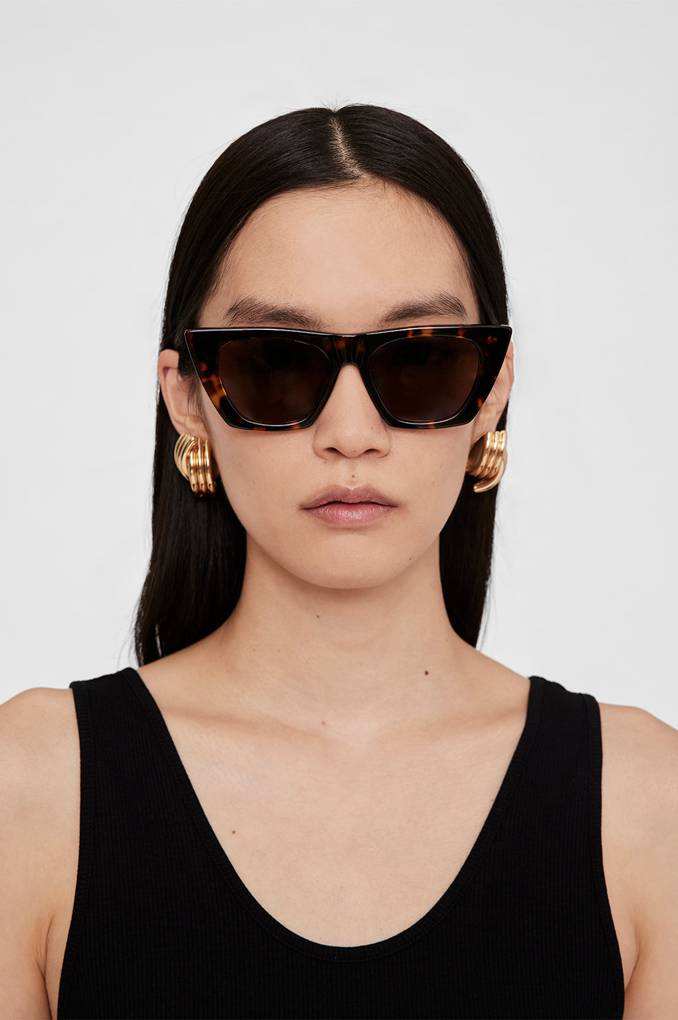Anine Bing Paris Sunglasses i dark tortoise. Skarpt design, brune UV400 glas og gulddetaljer for et elegant look