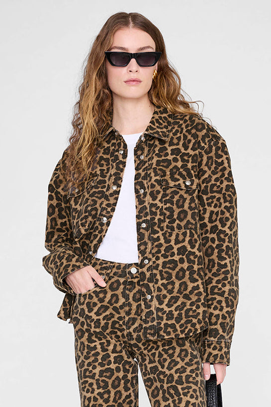 Anine Bing Paxton Shirt i Black & Brown Leopard – skjortejakke i rigid bomuldsdenim med vintage leopardprint, brystlommer og knaplukning.
