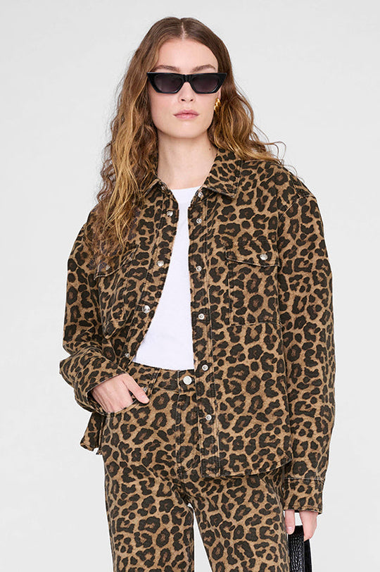 Anine Bing Paxton Shirt i Black & Brown Leopard – skjortejakke i rigid bomuldsdenim med vintage leopardprint, brystlommer og knaplukning.
