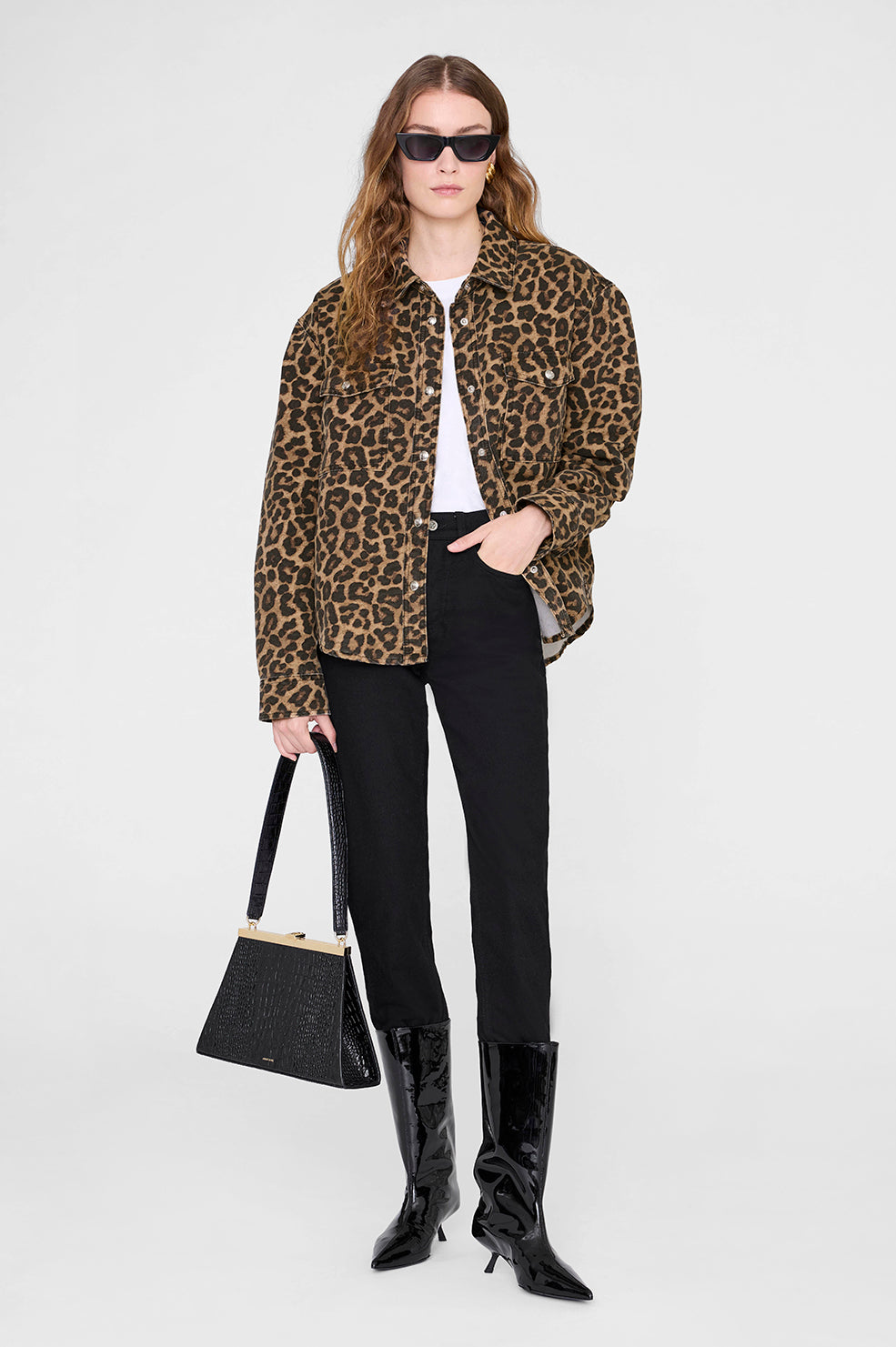 Anine Bing Paxton Shirt i Black & Brown Leopard – skjortejakke i rigid bomuldsdenim med vintage leopardprint, brystlommer og knaplukning.
