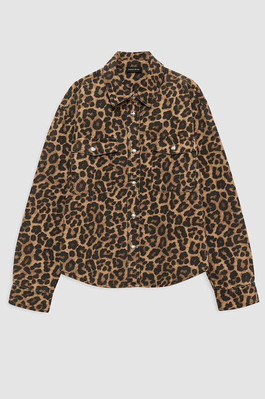 Anine Bing Paxton Shirt i Black & Brown Leopard – skjortejakke i rigid bomuldsdenim med vintage leopardprint, brystlommer og knaplukning.
