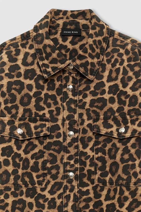 Anine Bing Paxton Shirt i Black & Brown Leopard – skjortejakke i rigid bomuldsdenim med vintage leopardprint, brystlommer og knaplukning.
