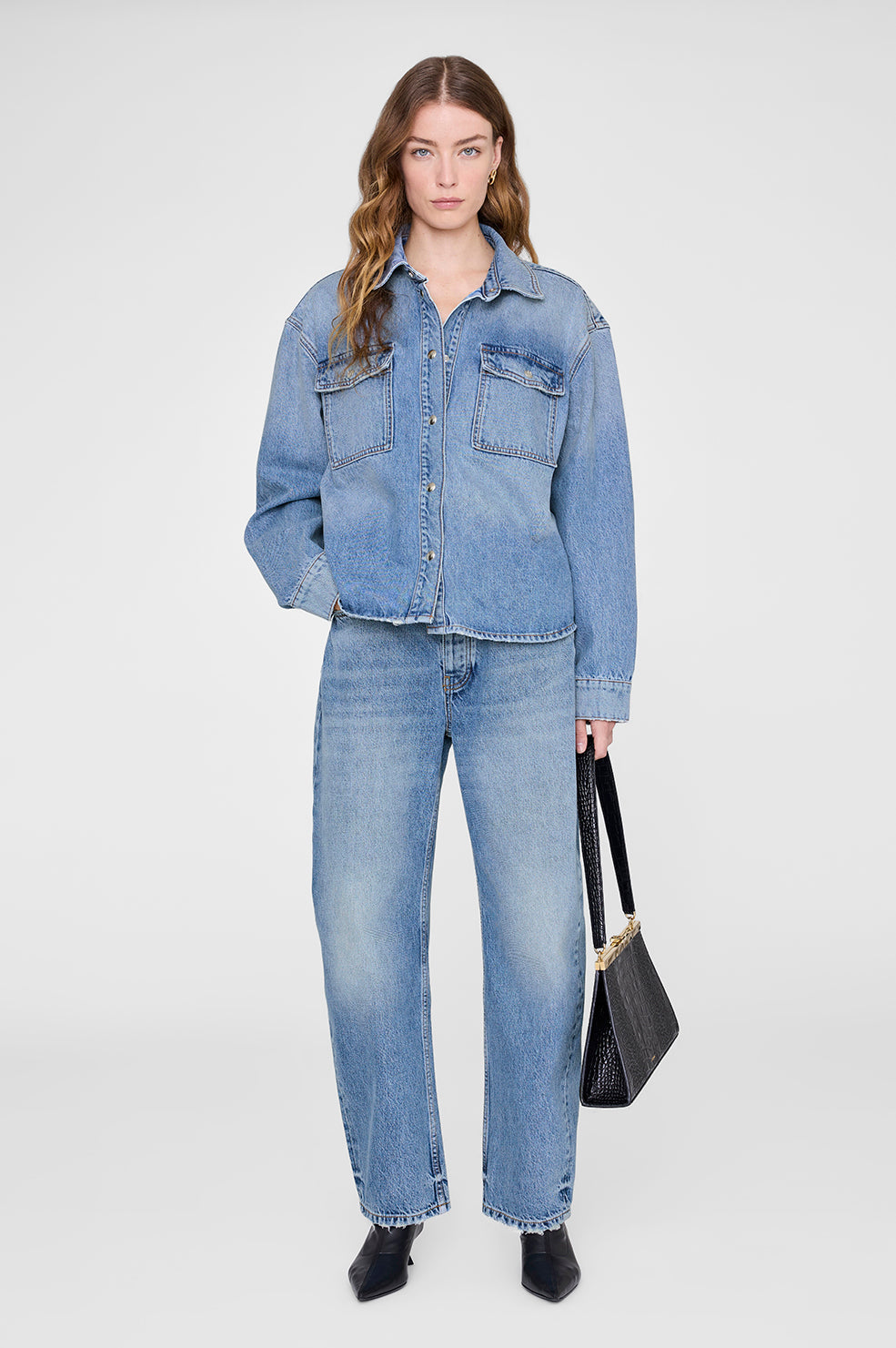 Anine Bing Paxton Shirt i Baltic Blue – boxy denim-skjorte i midtvægt 100% bomuld med brystlommer og knaplukning. Oversized casual look.
