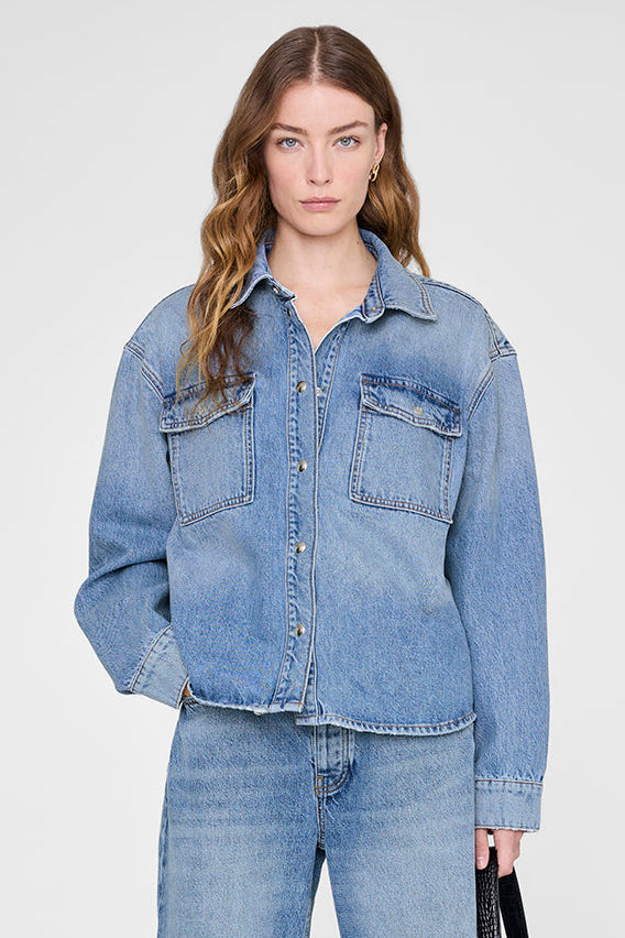 Anine Bing Paxton Shirt i Baltic Blue – boxy denim-skjorte i midtvægt 100% bomuld med brystlommer og knaplukning. Oversized casual look.

