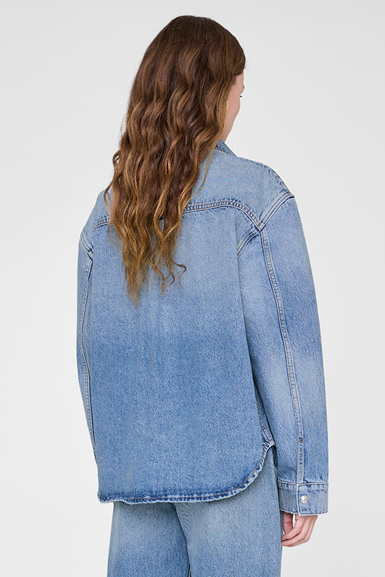 Anine Bing Paxton Shirt i Baltic Blue – boxy denim-skjorte i midtvægt 100% bomuld med brystlommer og knaplukning. Oversized casual look.
