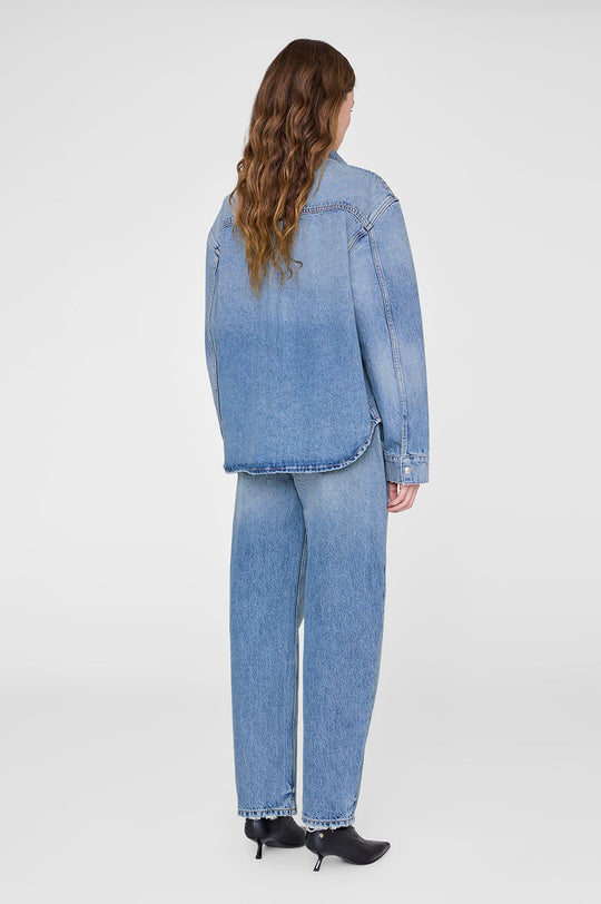 Anine Bing Paxton Shirt i Baltic Blue – boxy denim-skjorte i midtvægt 100% bomuld med brystlommer og knaplukning. Oversized casual look.

