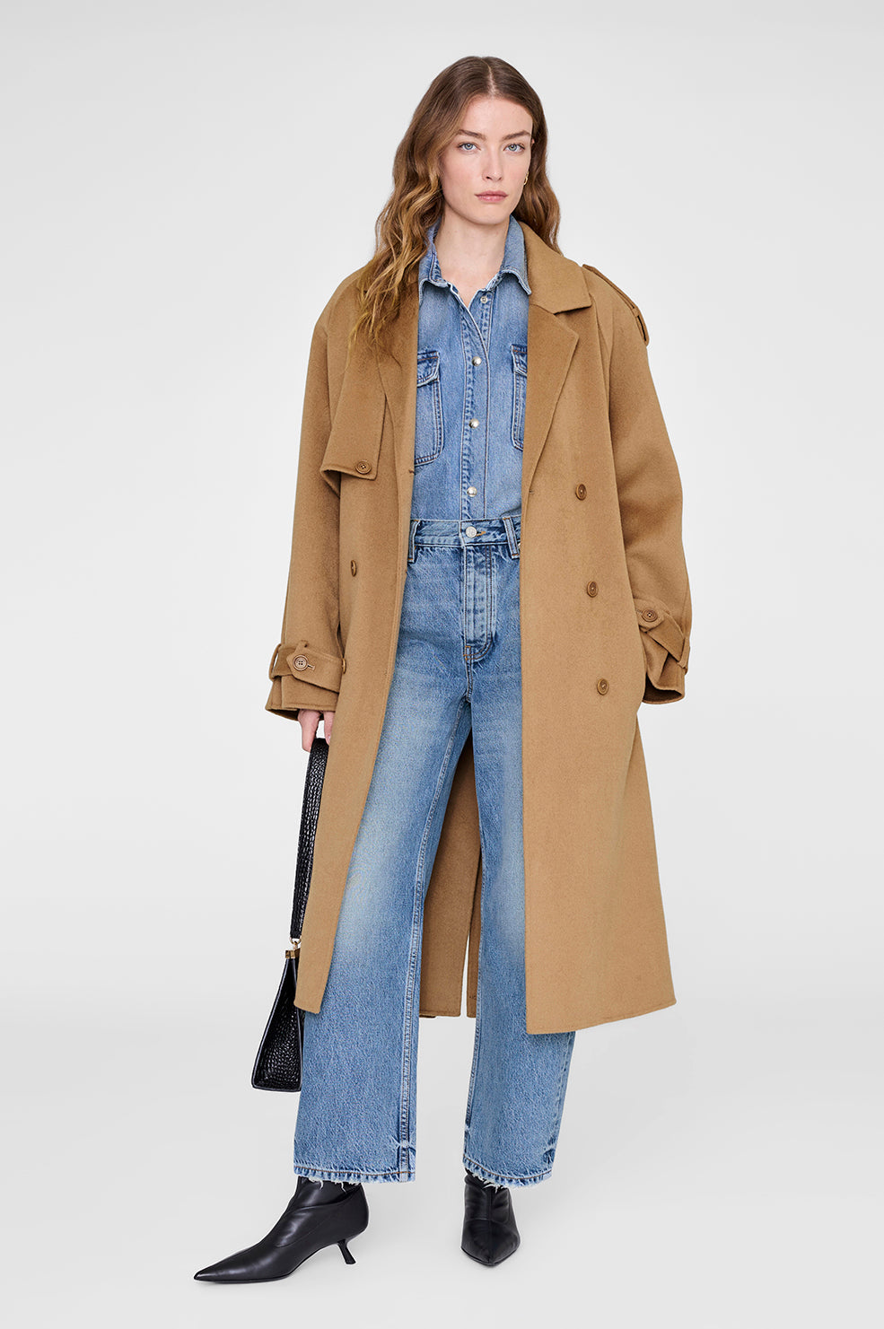 Anine Bing Paxton Shirt i Baltic Blue – boxy denim-skjorte i midtvægt 100% bomuld med brystlommer og knaplukning. Oversized casual look.
