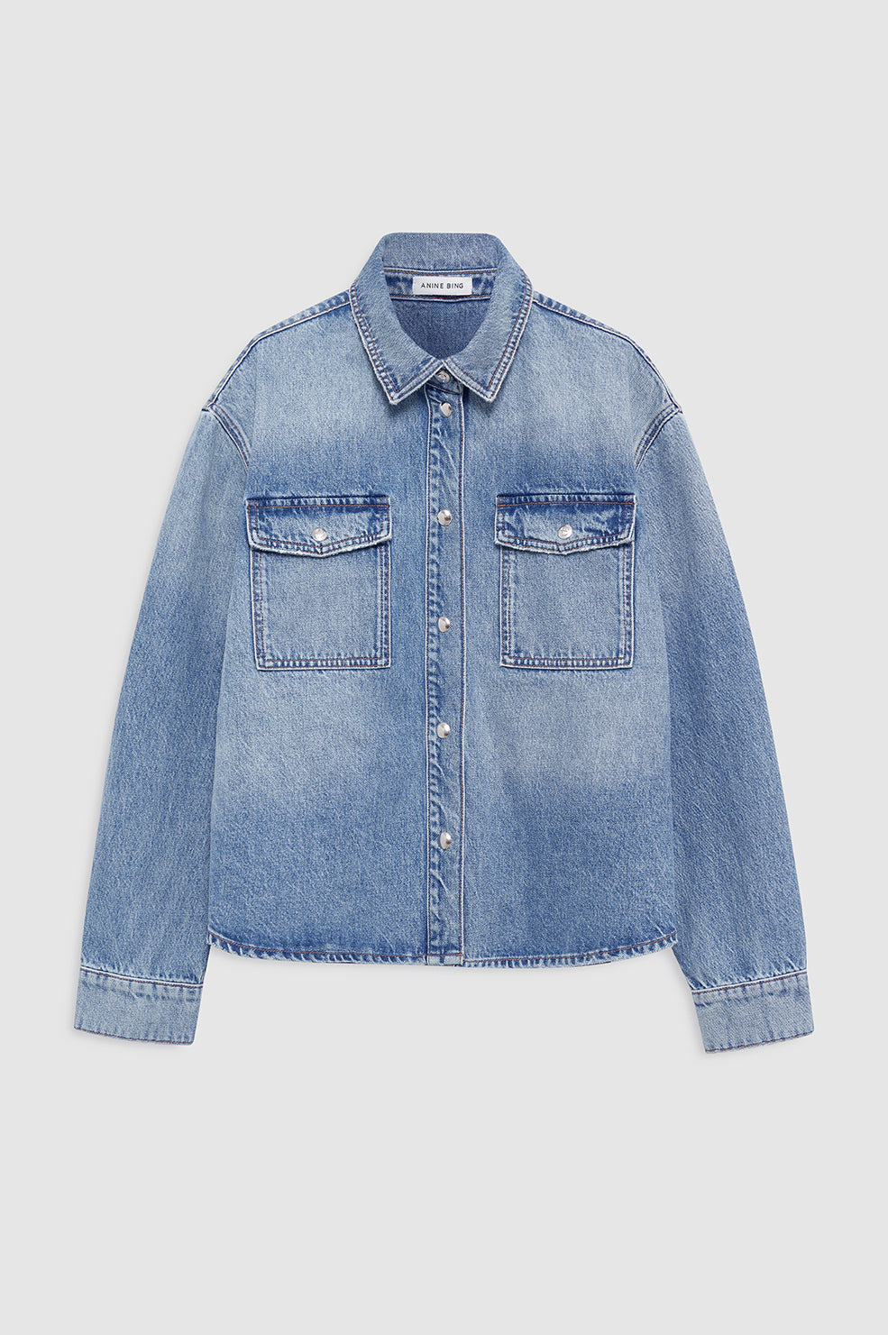 Anine Bing Paxton Shirt i Baltic Blue – boxy denim-skjorte i midtvægt 100% bomuld med brystlommer og knaplukning. Oversized casual look.
