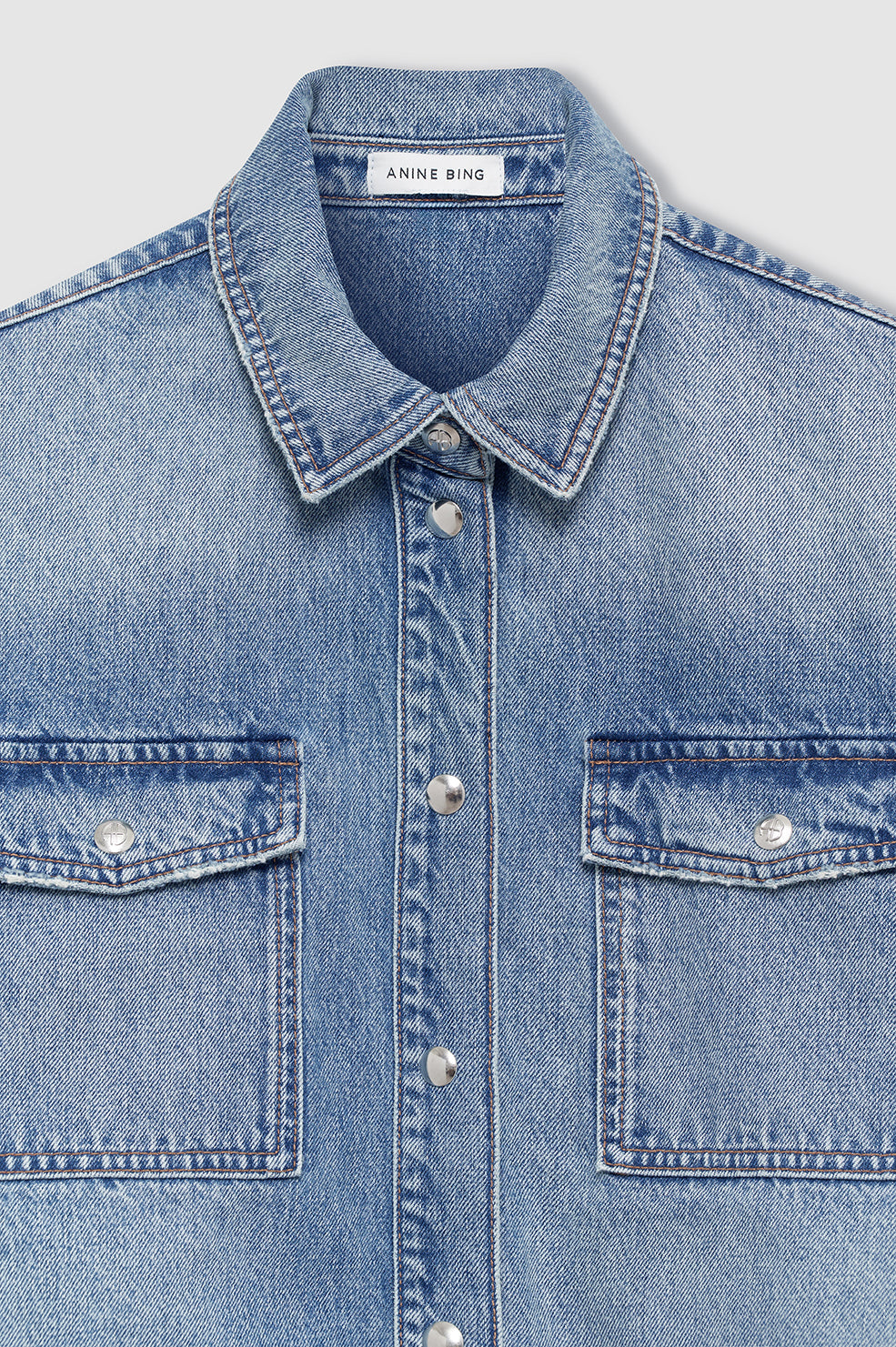 Anine Bing Paxton Shirt i Baltic Blue – boxy denim-skjorte i midtvægt 100% bomuld med brystlommer og knaplukning. Oversized casual look.
