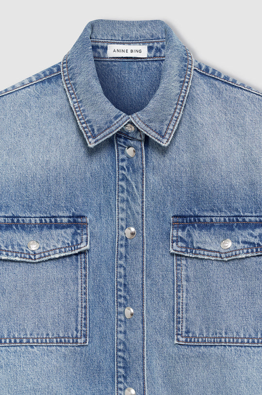 Anine Bing Paxton Shirt i Baltic Blue – boxy denim-skjorte i midtvægt 100% bomuld med brystlommer og knaplukning. Oversized casual look.
