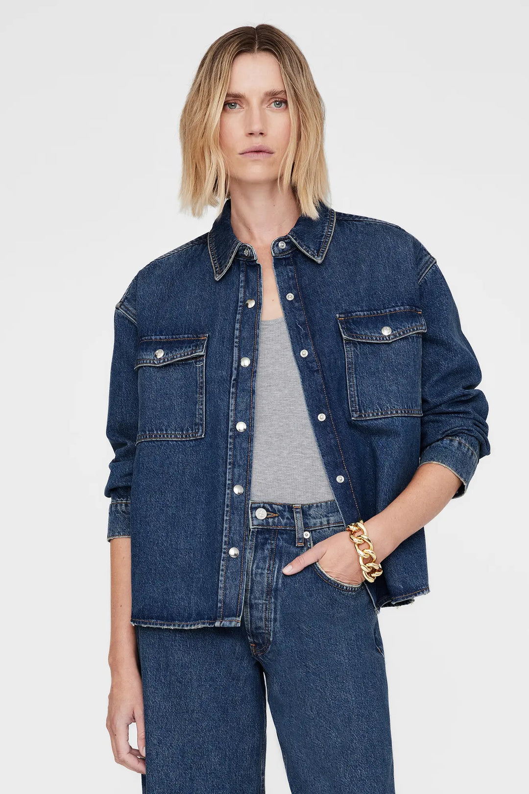 Anine Bing Paxton Denim Shirt i Sea Blue – afslappet fit, knaplukning og bæredygtigt design.