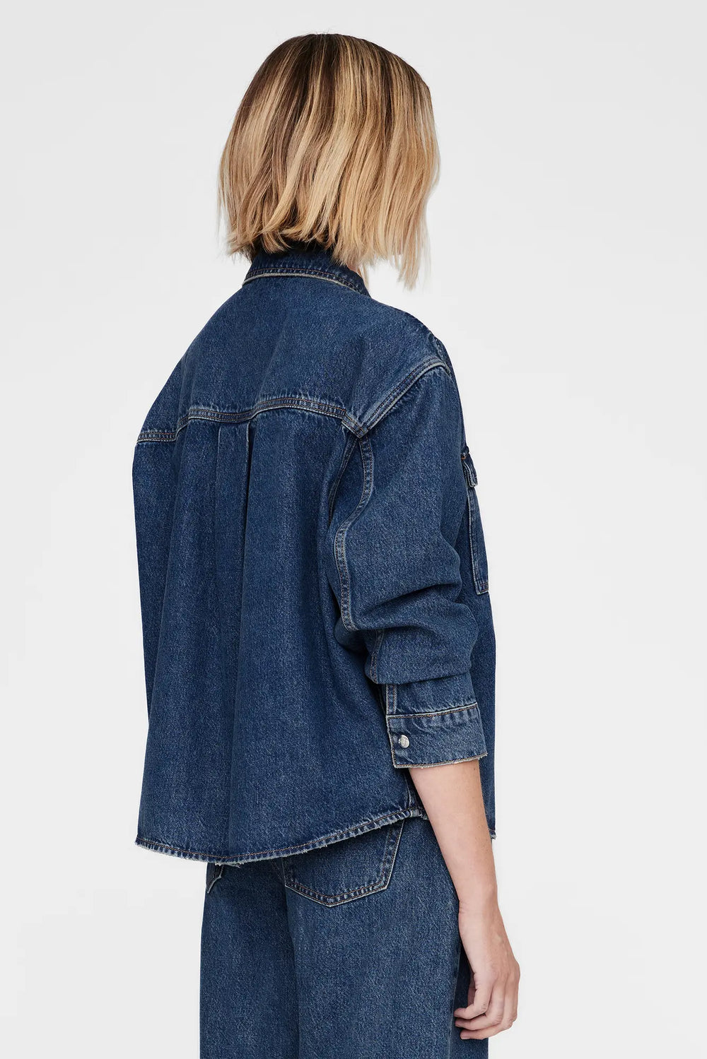 Anine Bing Paxton Denim Shirt i Sea Blue – afslappet fit, knaplukning og bæredygtigt design.