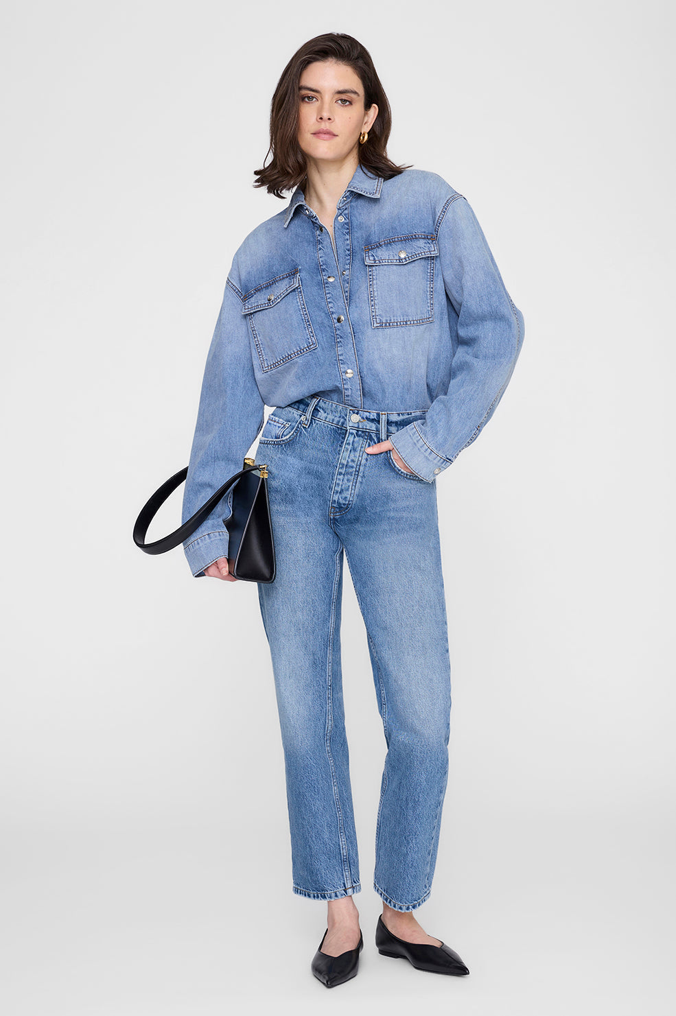 Anine Bing Paxton Shirt i tidal blue – cropped denimskjorte med brede skuldre, brystlommer og trykknapper.