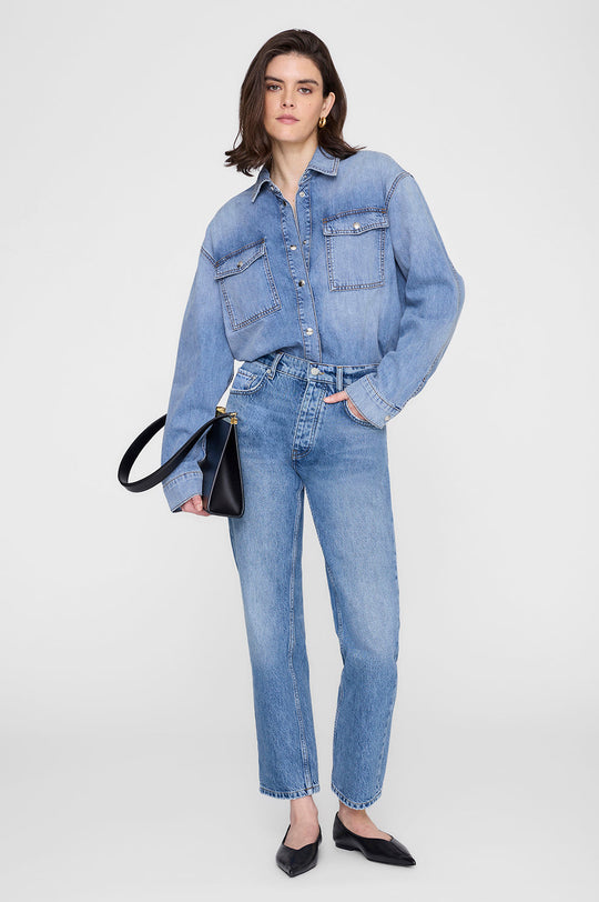 Anine Bing Paxton Shirt i tidal blue – cropped denimskjorte med brede skuldre, brystlommer og trykknapper.