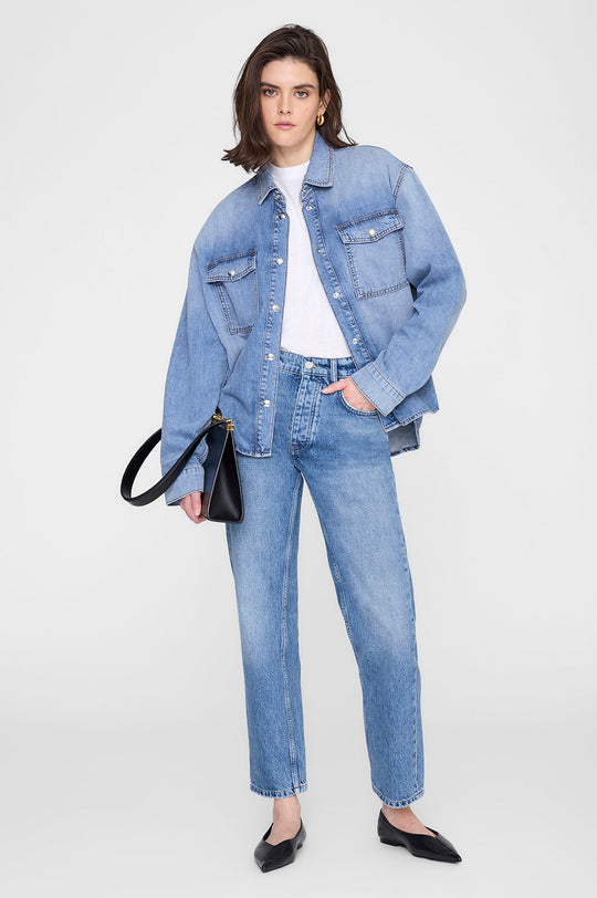 Anine Bing Paxton Shirt i tidal blue – cropped denimskjorte med brede skuldre, brystlommer og trykknapper.