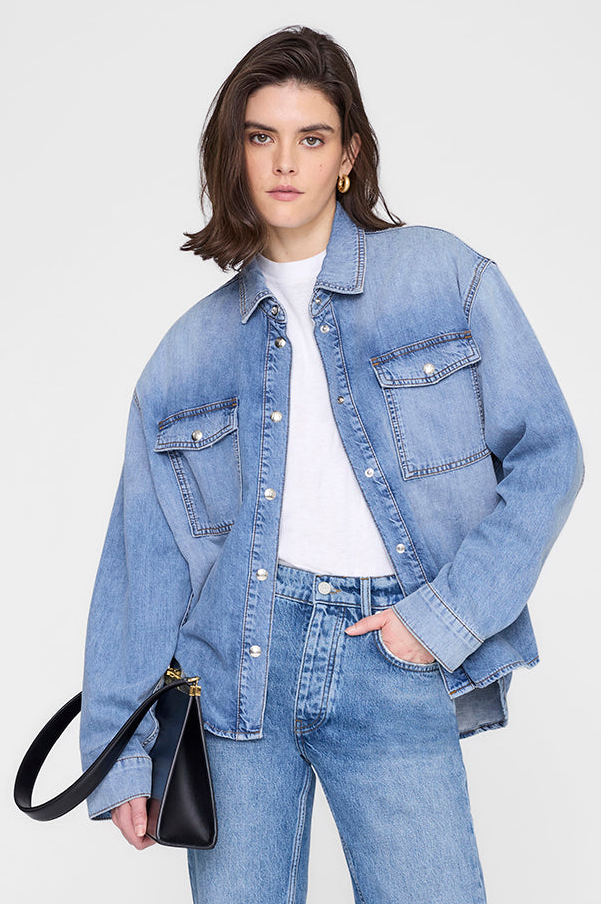 Anine Bing Paxton Shirt i tidal blue – cropped denimskjorte med brede skuldre, brystlommer og trykknapper.