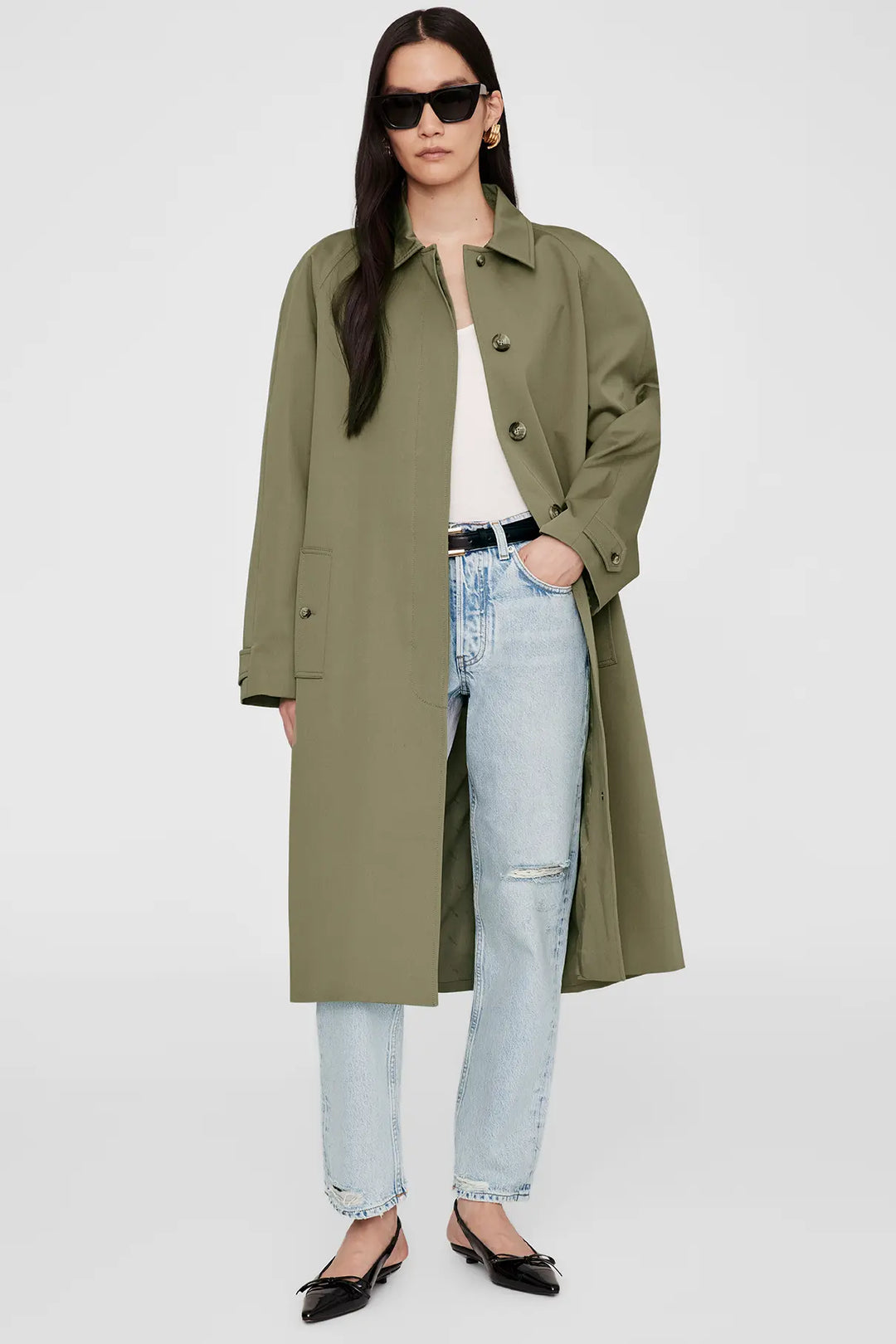 Anine Bing Randy Oversized Trench – stilfuld trenchcoat i bomuld med oversized pasform, store knapper og lommer. Perfekt til foråret.