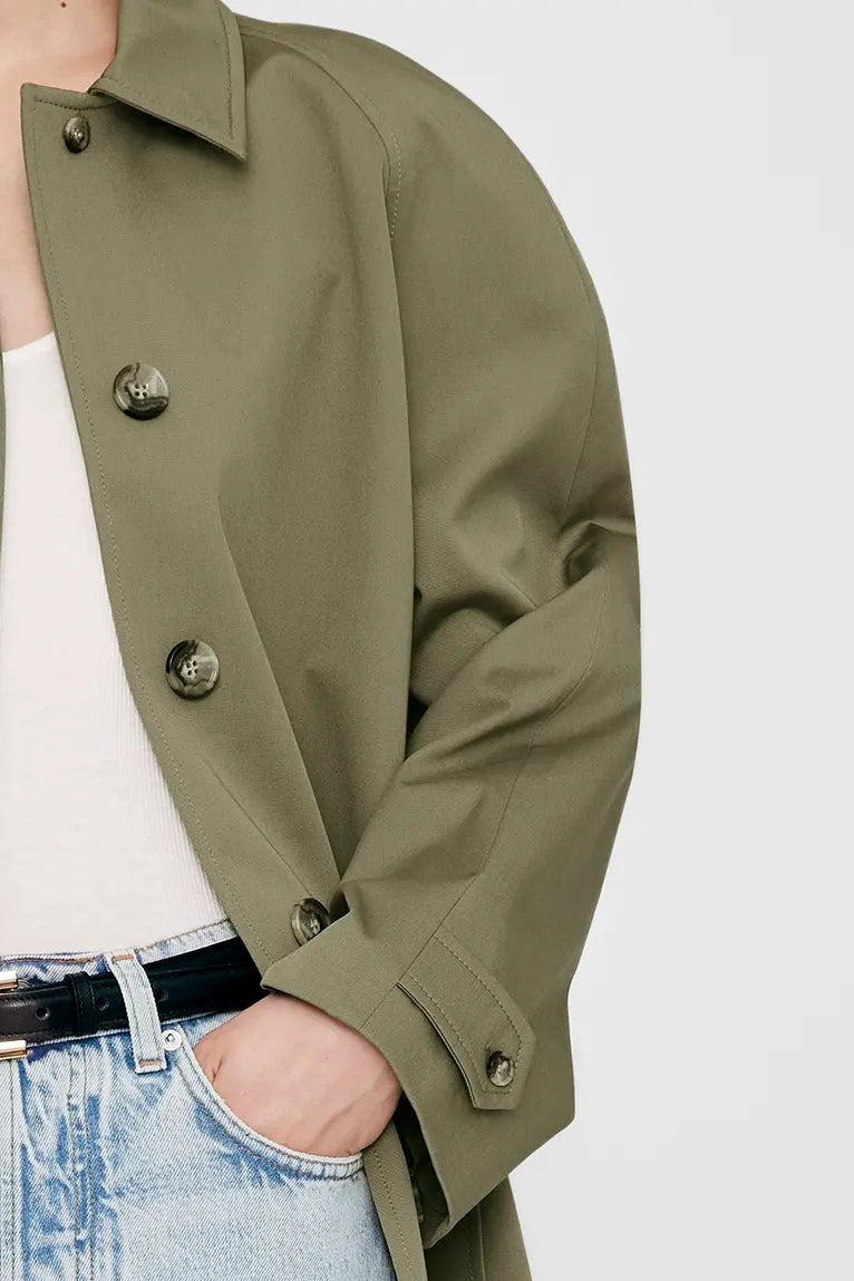 Anine Bing Randy Oversized Trench – stilfuld trenchcoat i bomuld med oversized pasform, store knapper og lommer. Perfekt til foråret.