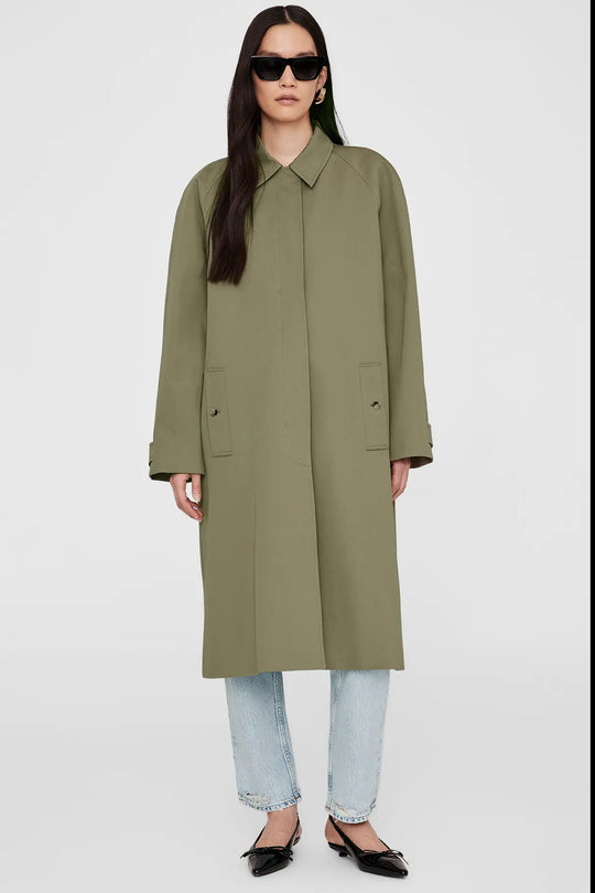 Anine Bing Randy Oversized Trench – stilfuld trenchcoat i bomuld med oversized pasform, store knapper og lommer. Perfekt til foråret.