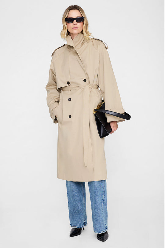 Anine Bing Rickie Maxi Frakke i beige – klassisk frakke i vandafvisende cotton-twill med dobbeltknappet front, epauletter og justerbare manchetter.
