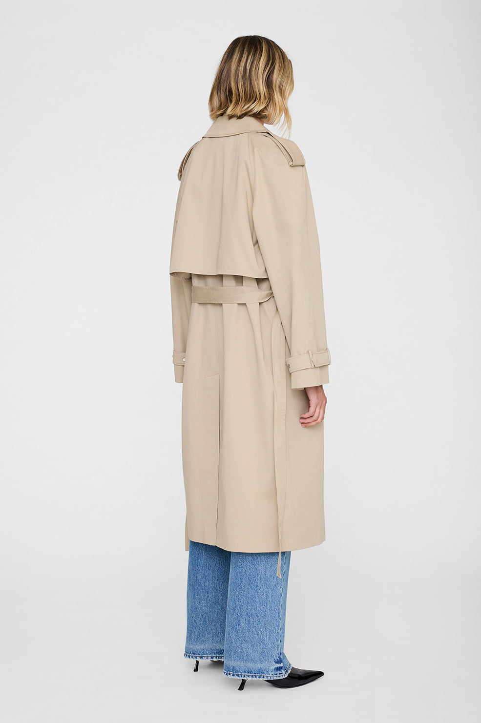 Anine Bing Rickie Maxi Frakke i beige – klassisk frakke i vandafvisende cotton-twill med dobbeltknappet front, epauletter og justerbare manchetter.
