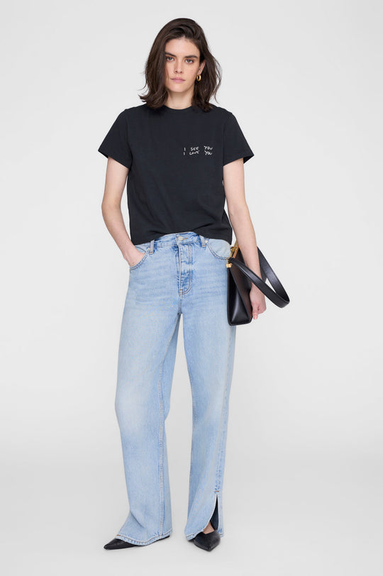 Anine Bing Shelley Tee i sort med grafisk “I See You I Love You” print, rund hals og korte ærmer.