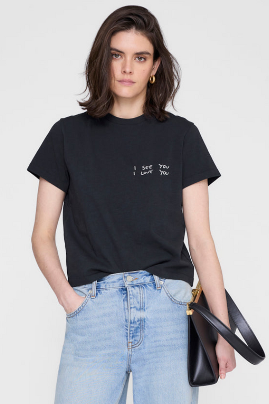 Anine Bing Shelley Tee i sort med grafisk “I See You I Love You” print, rund hals og korte ærmer.