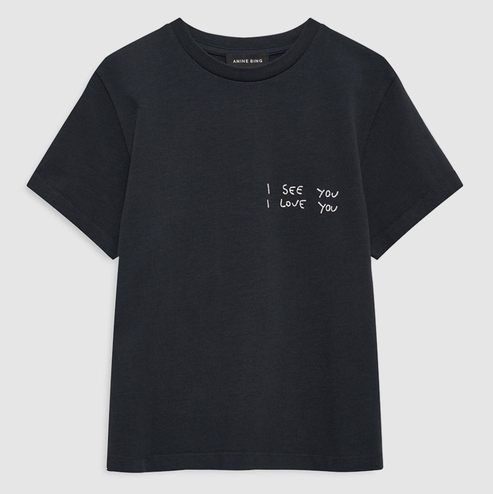 Anine Bing Shelley Tee i sort med grafisk “I See You I Love You” print, rund hals og korte ærmer.
