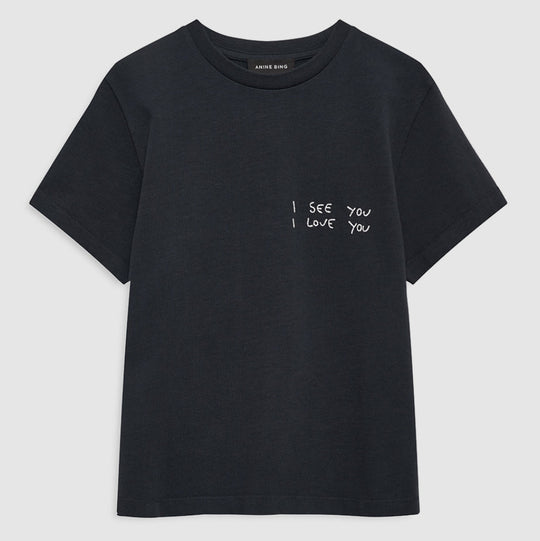 Anine Bing Shelley Tee i sort med grafisk “I See You I Love You” print, rund hals og korte ærmer.