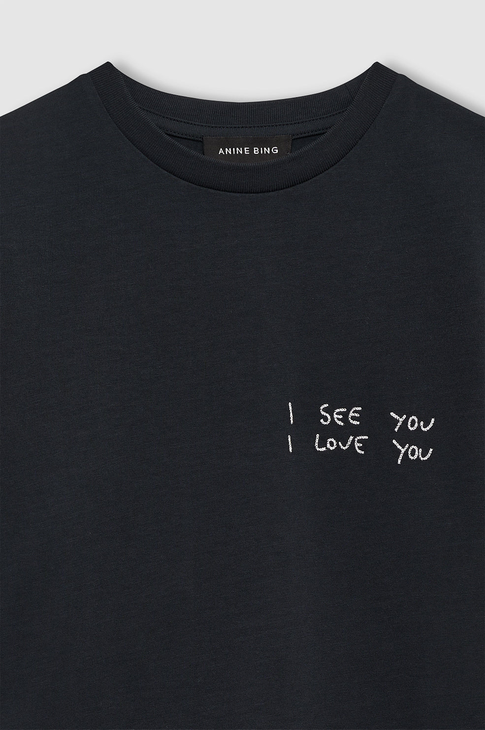Anine Bing Shelley Tee i sort med grafisk “I See You I Love You” print, rund hals og korte ærmer.