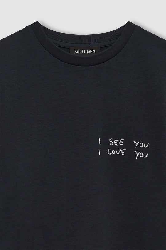 Anine Bing Shelley Tee i sort med grafisk “I See You I Love You” print, rund hals og korte ærmer.
