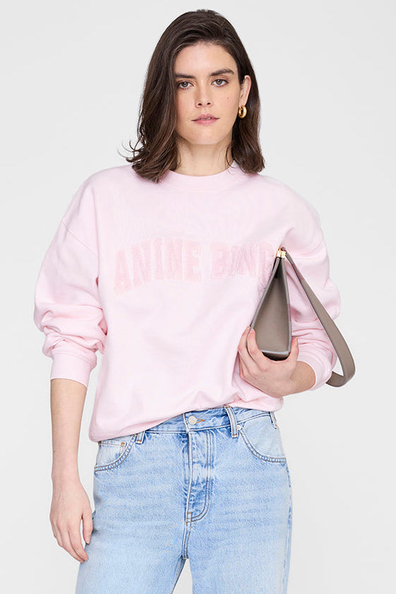 Anine Bing Spencer Sweatshirt i powder pink – cropped og boxy sweatshirt i bomulds French terry med tekstureret ANINE BING-logo på brystet.
