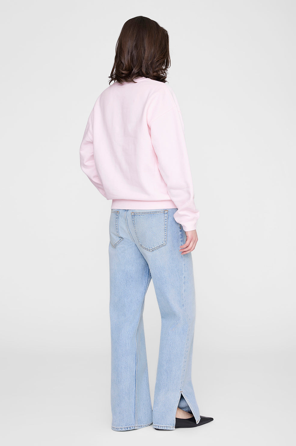 Anine Bing Spencer Sweatshirt i powder pink – cropped og boxy sweatshirt i bomulds French terry med tekstureret ANINE BING-logo på brystet.

