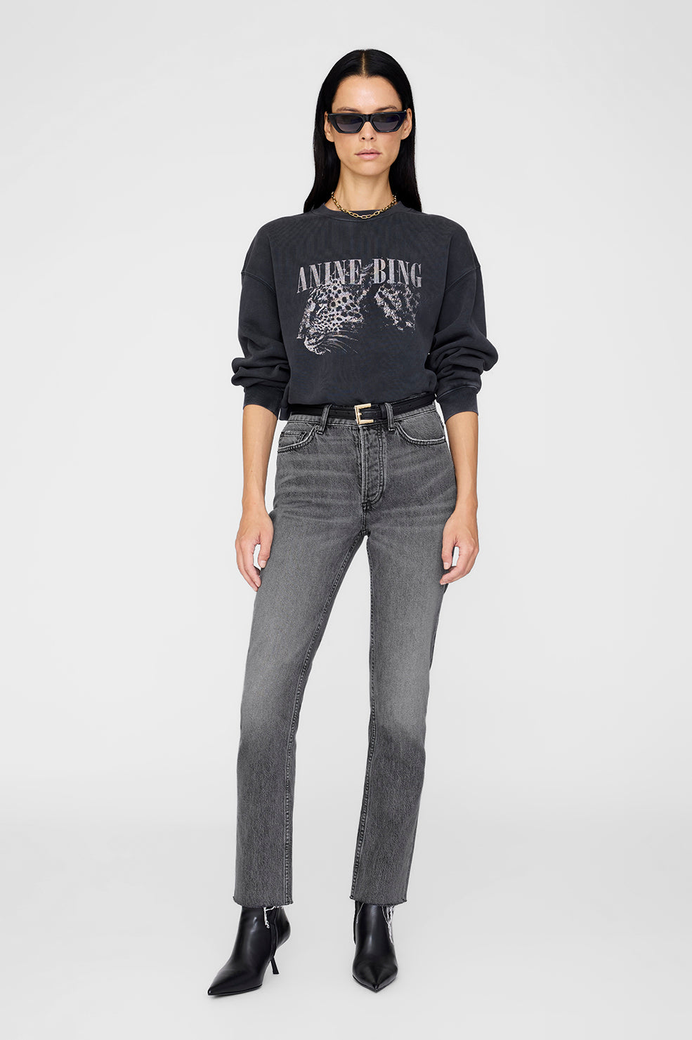 Anine Bing Spencer Sweatshirt Leopard – Washed Black sweatshirt med leopardprint og boxy cropped fit i 100% bomuld.
